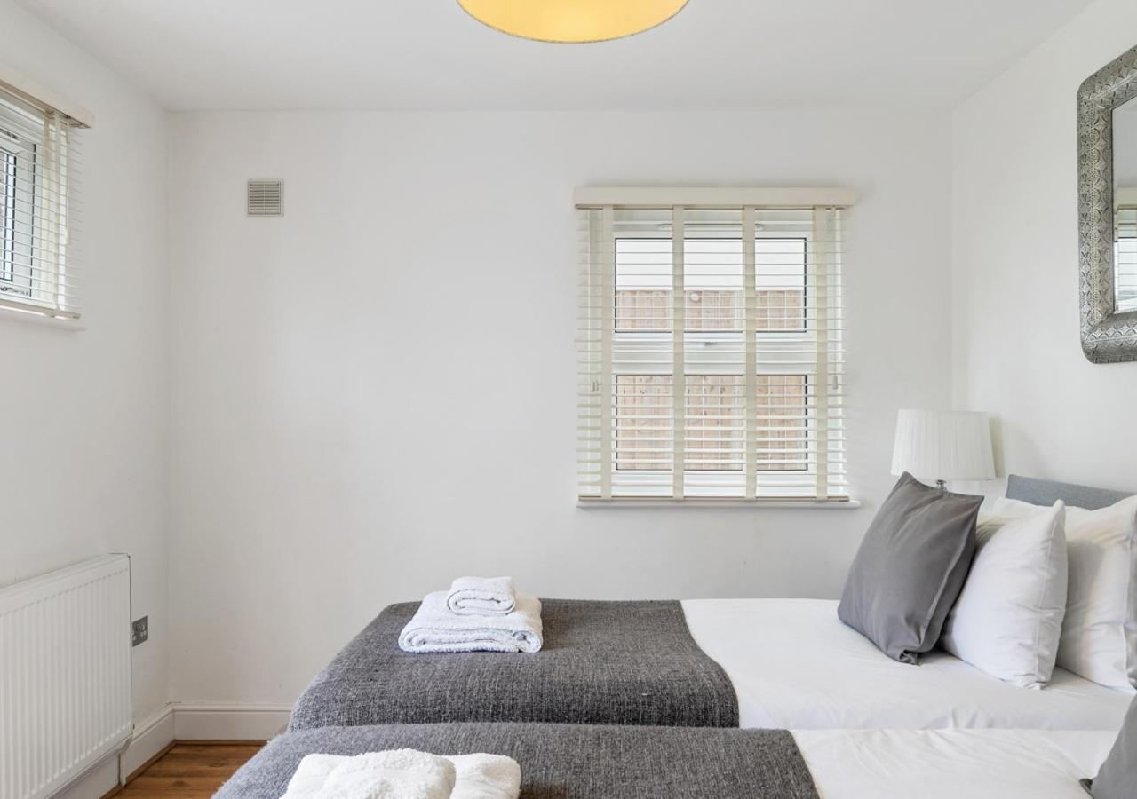 Apartamento Two Bed Flat In Bush Hill Park Enfield Exterior foto